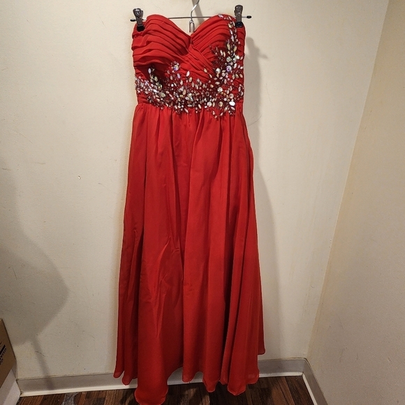 MASQUEDARE red strapples long evening prom dress size 3/4 - Picture 9 of 12